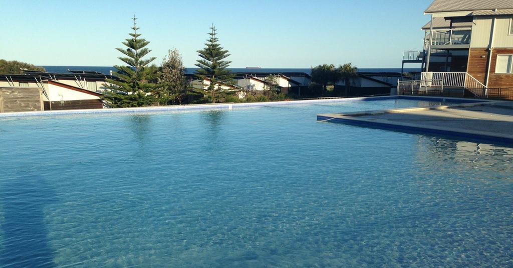 Caves Coastal Bar & Bungalows Caves Beach Esterno foto