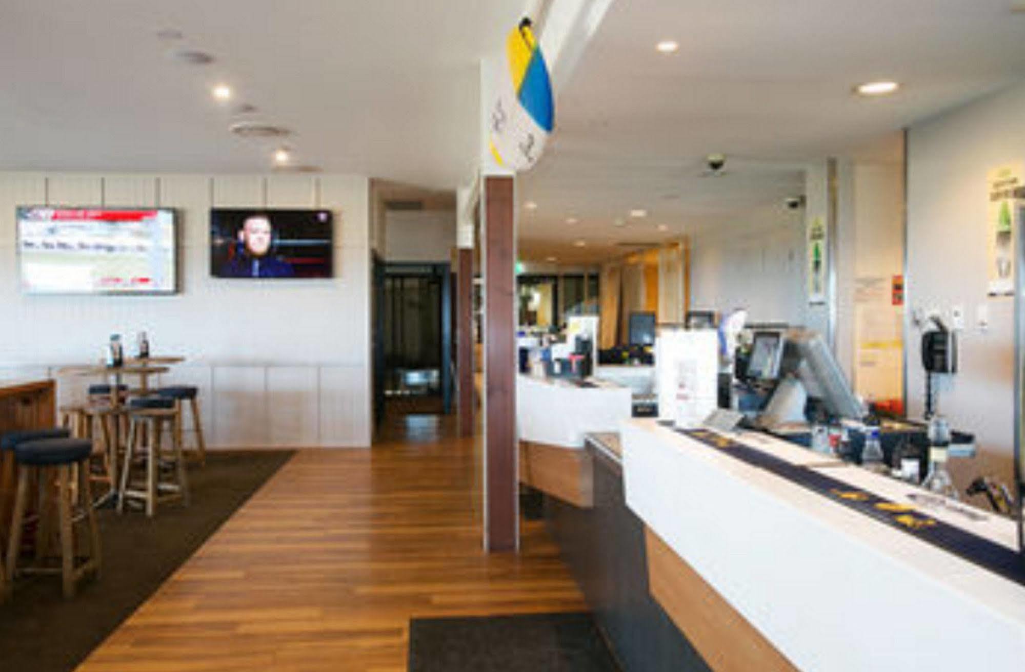 Caves Coastal Bar & Bungalows Caves Beach Esterno foto
