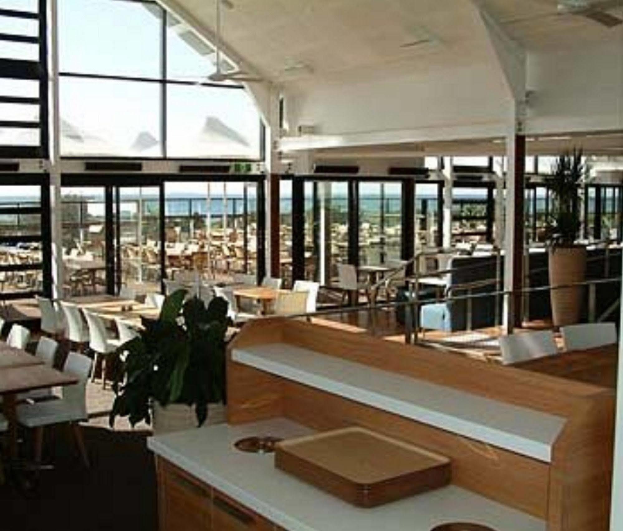 Caves Coastal Bar & Bungalows Caves Beach Esterno foto