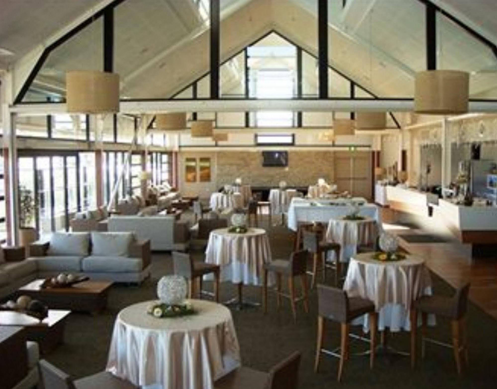 Caves Coastal Bar & Bungalows Caves Beach Esterno foto