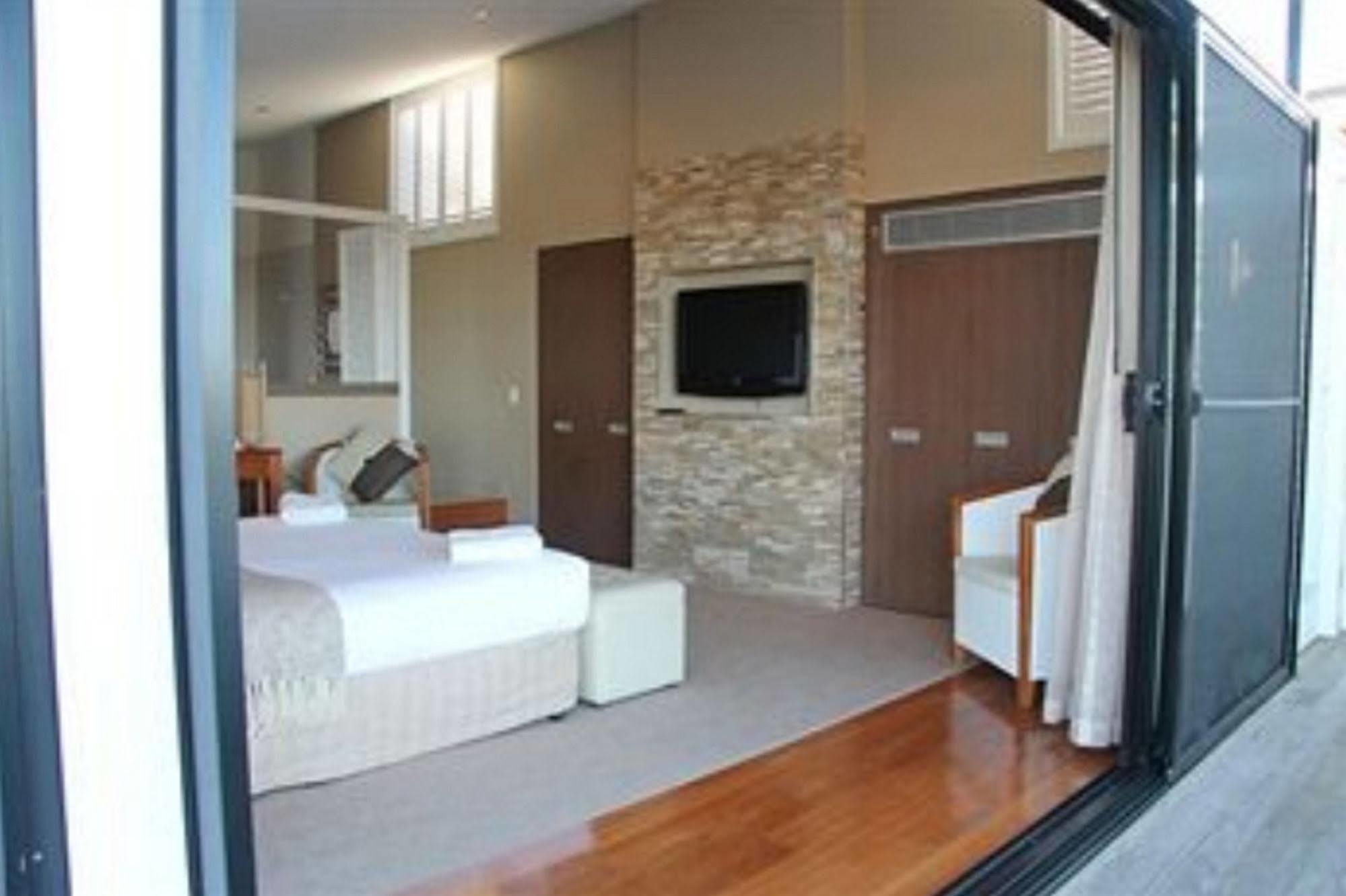 Caves Coastal Bar & Bungalows Caves Beach Esterno foto