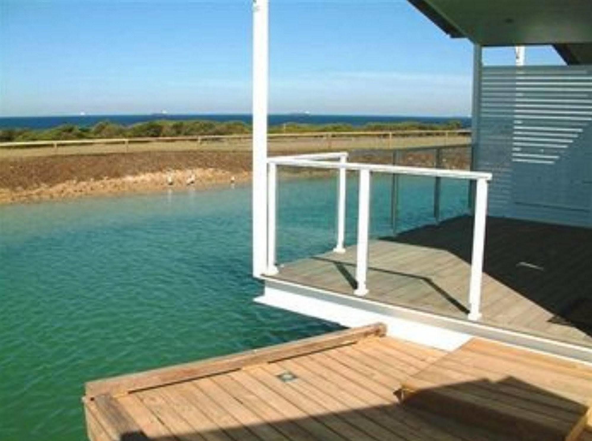 Caves Coastal Bar & Bungalows Caves Beach Esterno foto
