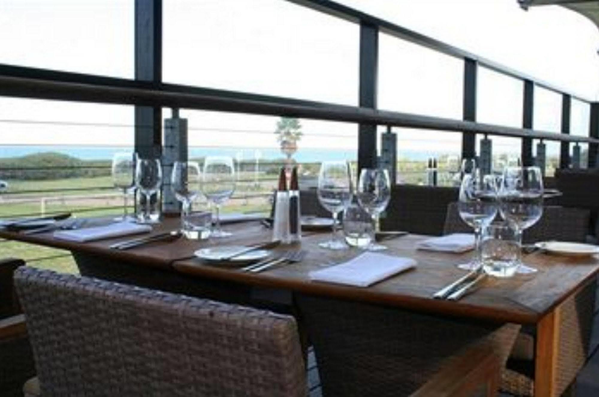 Caves Coastal Bar & Bungalows Caves Beach Esterno foto